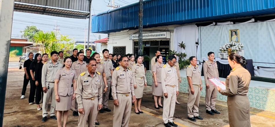 องค์การบริหารส่วนตำบลเหล่าพรวน จัดกิจกรรมเคารพธงชาติและร้องเพลงชาติไทย  วันจันทร์ที่ 27 เมษายน 2569 เวลา 08.30 น. ที่ทำการองค์การบริหารส่วนตำบลเหล่าพรวน นางสาวกัลยรัตน์  คุณโท  นายกองค์การบริหารส่วนตำบลเหล่าพรวน พร้อมด้วยคณะผู้บริหาร นำข้าราชการ พนักงานองค์การบริหารส่วนตำบลเหล่าพรวน เข้าร่วมกิจกรรมเคารพธงชาติและร้องเพลงชาติไทย เพื่อน้อมสำนึกเทิดทูนและรักษาไว้ซึ่งสถาบันชาติ ศาสนา พระมหากษัตริย์ ตระหนักและเห็นคุณค่าของชาติ สร้างความสามัคคีในหน่วยงาน สร้างวินัย รู้หน้าที่ ความรับผิดชอบ คิดดีคิดชอบ มีสมาธิ สละเวลาร่วมกิจกรรมและรักษาเอกลักษณ์ของชาติไทยไว้สืบไป และเพื่อเป็นการแสดงออกเชิงสัญลักษณ์ในการขับเคลื่อนโครงการเสริมสร้างคุณธรรม จริยธรรม และธรรมาภิบาลในเขตจังหวัดอำนาจเจริญ .