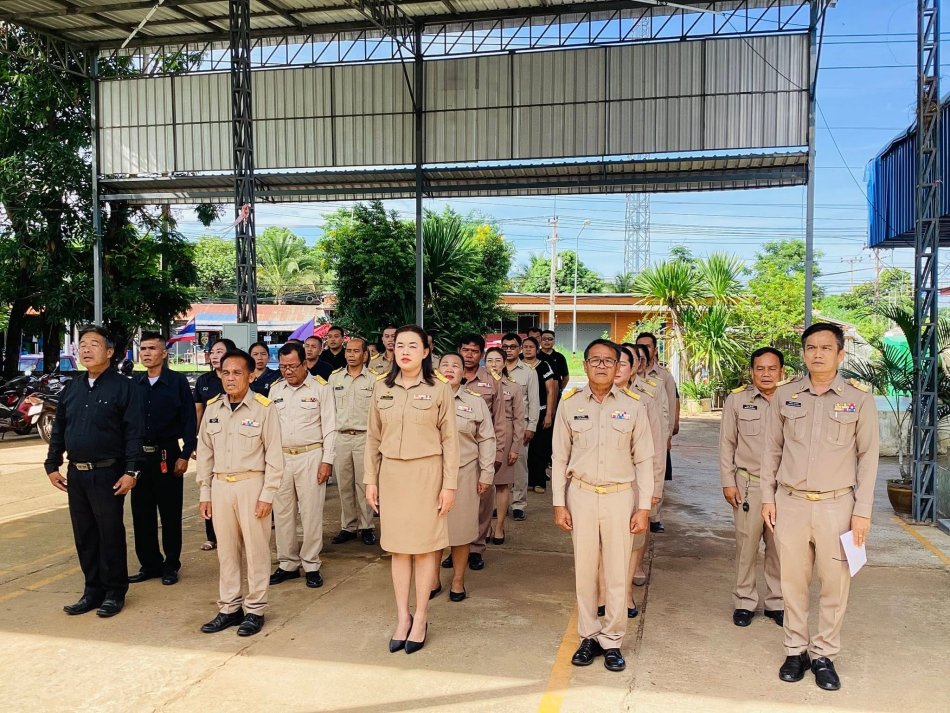 วันจันทร์ที่ 15 มิถุนายน 2569 เวลา 08.30  น.  นางสาวกัลยรัตน์ คุณโท  นายกองค์การบริหารส่วนตำบลเหล่าพรวน พร้อมด้วยคณะผู้บริหาร พนักงานส่วนตำบล พนักงานครู  พนักงานจ้างและพนักงานจ้างเหมาบริการร่วมกิจกรรมหน้าเสาธง...