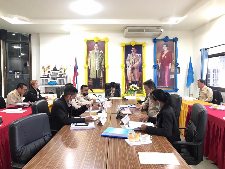 การประชุมสภาองค์การบริหารส่วนตำบลเหล่าพรวน สมัยสามัญสมัยที่ 4 ครั้งที่ 1/2565 ประจำปี 2566 วันที่ 26 ธันวาคม 2565   นายเชียง สีทน  นายก องค์การบริหารส่วนตำบลเหล่าพรวน รายงานแสดงผลการปฏิบัติงานตามนโยบาย นายก อบต.เหล่าพรวน ประจำปีงบประมาณ 2565 ณ ห้องประชุมสภาองค์การบริหารส่วนตำบลเหล่าพรวน