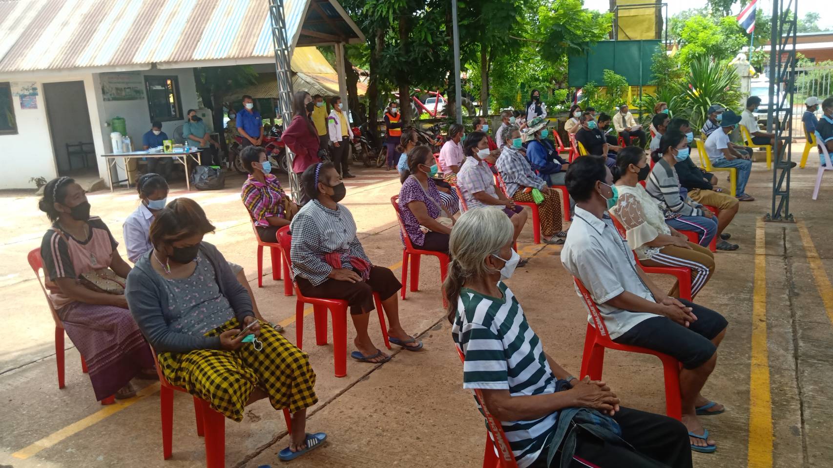 องค์การบริหารส่วนตำบลเหล่าพรวน จัดประชุมคณะกรรมการบริหารจัดการสถานณการณ์ การป้องกัน ควบคุมโรคและแก้ปัญหาการแพร่ระบาดของโรคติดเชื้อไวรัสโคโรนา 2019 หรือโควิด -19 ครั้งที่ 6/2564 เพื่อให้ เกิดการบูรณาการร่วมกันทุกส่วนราชการ (4 ภาพ)
