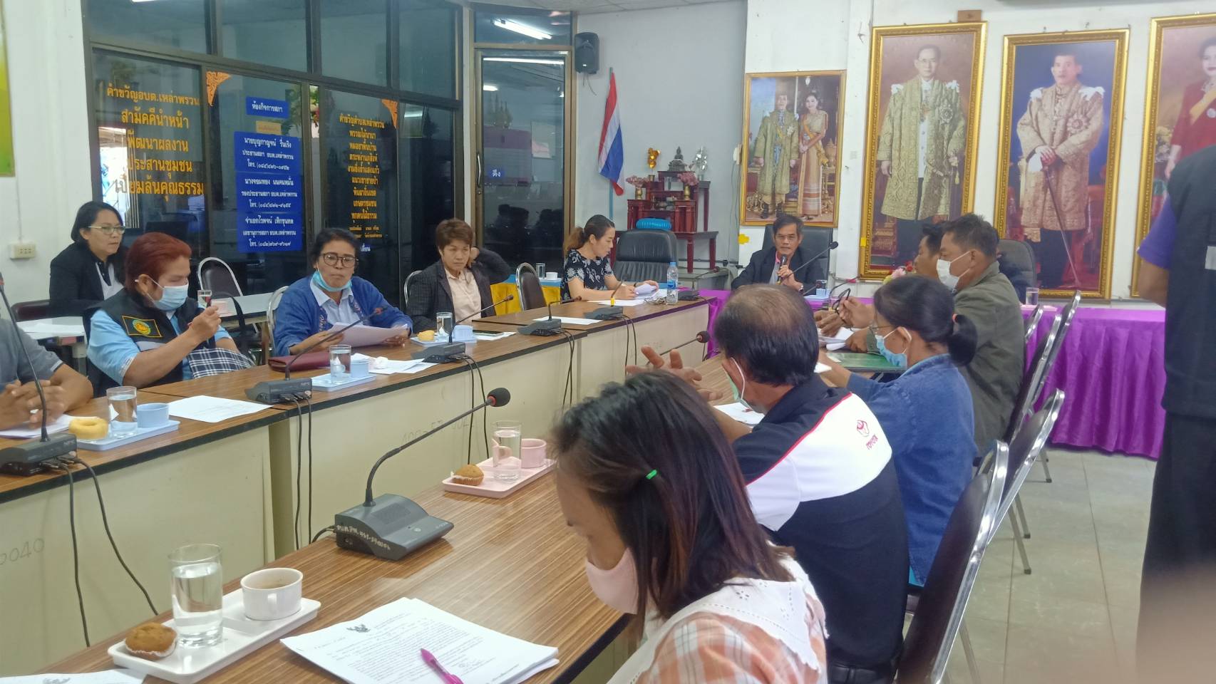 คณะผู้บริหาร สมาชิกสภาฯ และหัวหน้าส่วนราชการ ร่วมประชุมเพื่อพิจารณาพร้อมชี้แจงแนวทางการจัดทำแผนพัฒนาท้องถิ่น(พ.ศ. 2566-2570)พร้อมทบทวนแผนพัฒนาท้องถิ่น (พ.ศ. 2561-2565) (1 ภาพ)