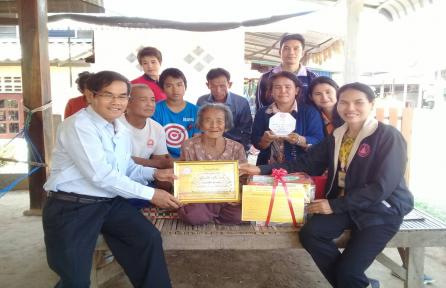 นายก อบต.เหล่าพรวน มอบเกียรติบัตรให้ผู้สูงอายุ 104 ปี บ้านหนองบัว ม.2