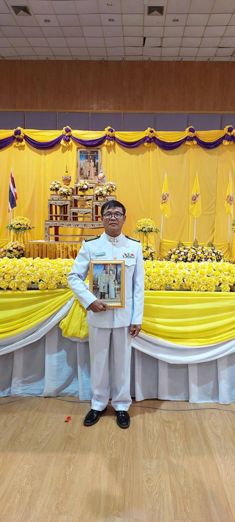 นายเชียง  สีทน นายกองค์การบริหารส่วนตำบลเหล่าพรวน มอบหมายนายสำราญ  รื่นเริง รองนายกองค์การบริหารส่วนตำบลเหล่าพรวน เข้ารับพระราชทานพระบรมฉายาลักษณ์พระบาทสมเด็จพระเจ้าอยู่หัวที่ฉายกับสมเด็จพระนางเจ้า ฯ พระบรมราชินี